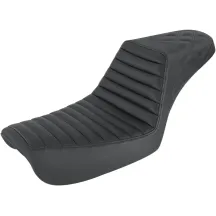 Asiento Step-Up — 68 cm (26-3/4") longitud total, 28 cm (11") ancho conductor, Negro