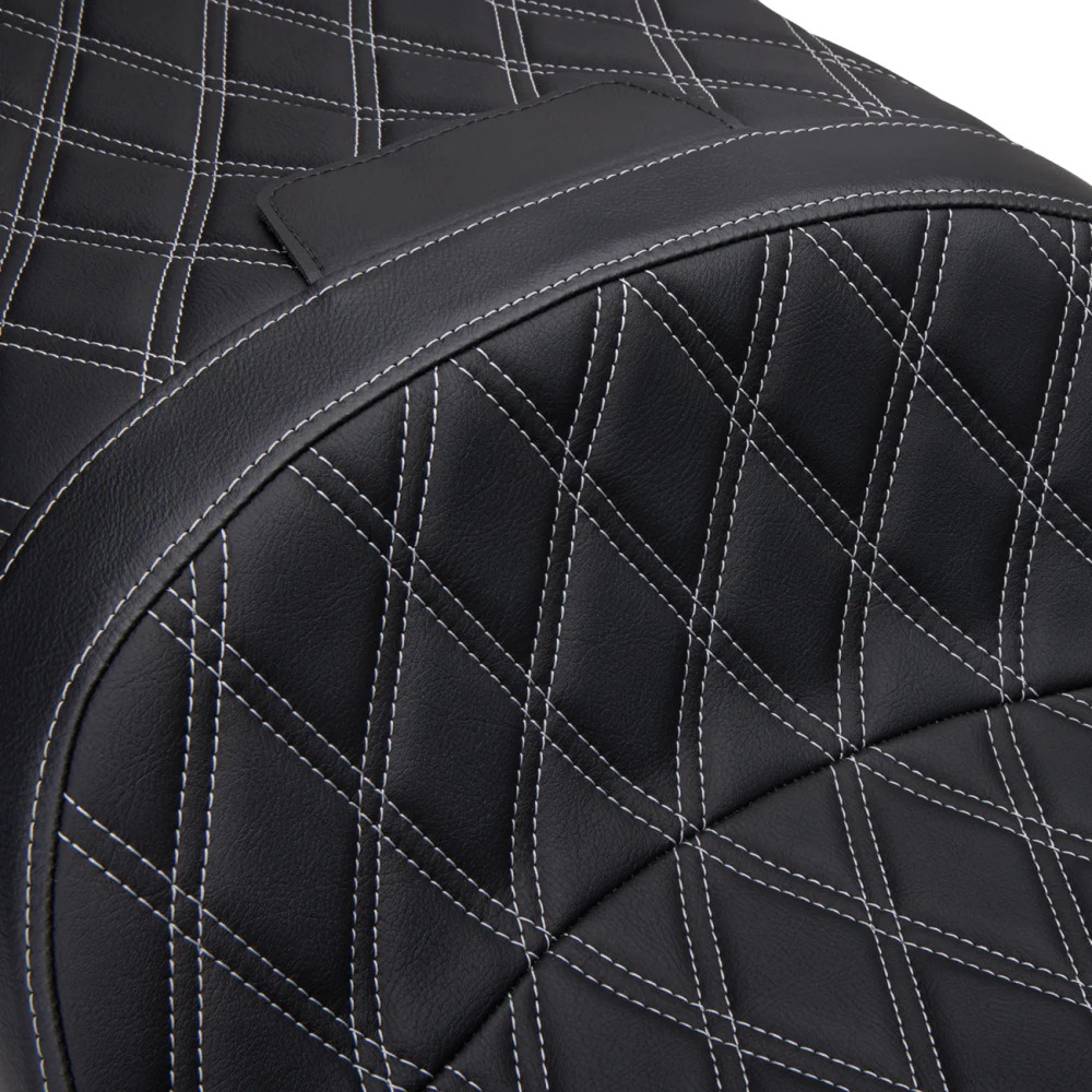 Asiento Freedom Touring — 38 cm (15\") ancho del conductor, 77.5 cm (30-1/2\") longitud total, Negro, Plateado