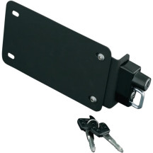Soporte para matrícula con cerradura para casco — placa de 7" de ancho x 4-1/4" de alto, patrón de montaje 5-1/2" x 2-7/8", negr